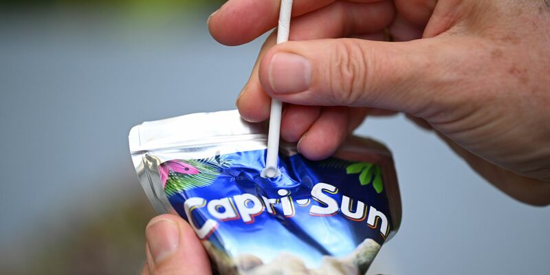 Caprisun will zum Plastikstrohhalm zurückkehren - und sammelt Unterschriften mit einer Online-Petition. (Archivbild) - Foto: Bernd Weißbrod/dpa