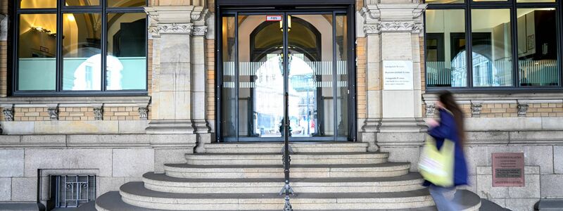 Mit einem Sprung auf den Kopf hat der junge Mann nach Überzeugung des Gerichts einem 46-Jährigen tödliche Verletzungen hinzugefügt. (Archivbild) - Foto: Sina Schuldt/dpa