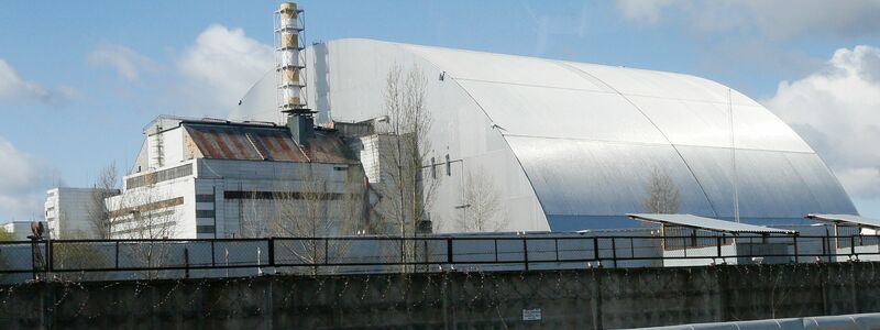 Die Überreste des 1986 havarierten Reaktors des Atomkraftwerks Tschernobyl werden inzwischen von einem Stahlbogen vor Wind und Wetter geschützt. (Archivfoto) - Foto: Efrem Lukatsky/AP/dpa