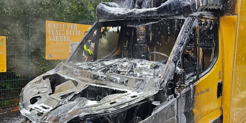 FW-BO: Lieferwagen brennt in voller Ausdehnung - Foto: presseportal.de