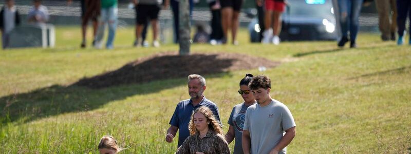 Eltern fürchten nach der Bluttat um das Leben ihrer Kinder. - Foto: Mike Stewart/AP