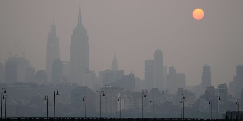 New York lag wegen der Waldbrände in Kanada im Juni unter einer Dunstglocke. (Archivbild) - Foto: Seth Wenig/AP/dpa