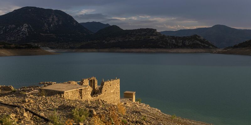 Der Stausee liegt 250 Kilometer westlich von Athen. - Foto: Socrates Baltagiannis/dpa
