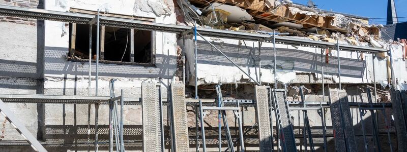 Der obere Gebäudeteil ist abgetragen. (Archivbild) - Foto: Harald Tittel/dpa