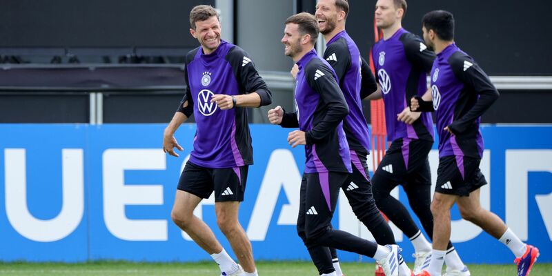 Thomas Müller (links) wird der Nationalmannschaft nach Meinung von Pascal Groß (Mitte) nicht nur mit seinen Späßen fehlen. - Foto: Christian Charisius/dpa