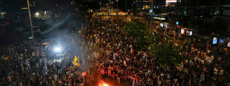 Immer wieder demonstrieren Israelis gegen Netanjahu, der ihrer Ansicht nach einen Geisel-Deal torpediert. (Archivbild) - Foto: Ariel Schalit/AP