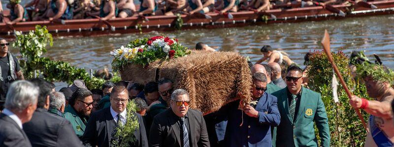 Träger brachten den Sarg auf den heiligen Taupiri Mountain. - Foto: Alan Gibson/AP