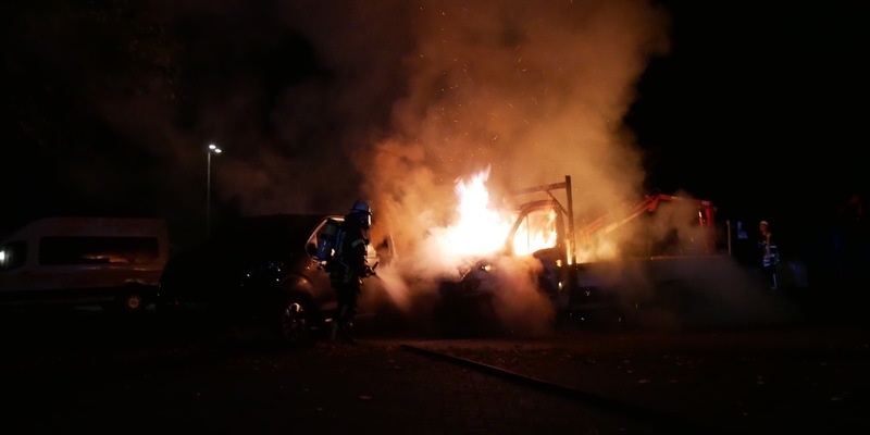 FW Celle: Celler Feuerwehr löscht brennende Fahrzeuge! - Foto: presseportal.de