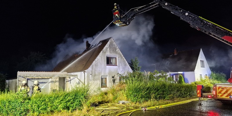 FW Bremerhaven: Zahlreiche unwetterbedingte Einsätze im Stadtgebiet Bremerhaven - Vorbereitende Maßnahmen zeigen Wirkung. - Foto: presseportal.de