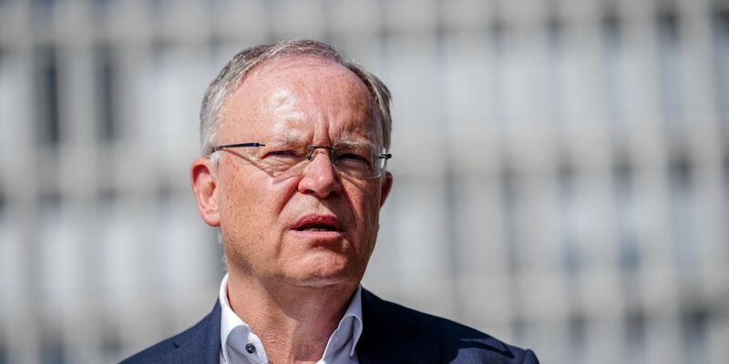 Niedersachsens Ministerpräsident Stephan Weil (SPD) will die Verunsicherung bei den Beschäftigten möglichst schnell aus der Welt schaffen. (Archivbild) - Foto: Kay Nietfeld/dpa