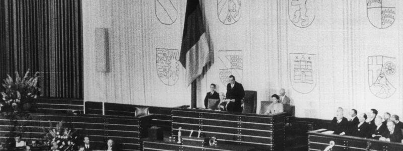 In der Turnhalle ging es los: Vor 75 Jahren kam erstmals der Bundestag zusammen. - Foto: -/Bundesbildstelle/dpa