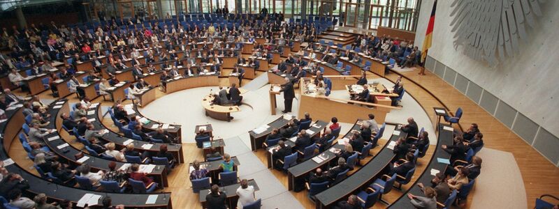 Viel Glas und Transparenz: Der umgebaute Plenarsaal im Reichstagsgebäude in Berlin. - Foto: picture alliance / dpa