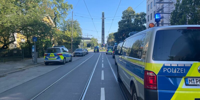 Zahlreiche Polizisten sind in der Münchner Innenstadt in der Nähe des NS-Dokumentationszentrums und des Israelischen Generalkonsulats im Einsatz - Foto: Simon Sachseder/dpa