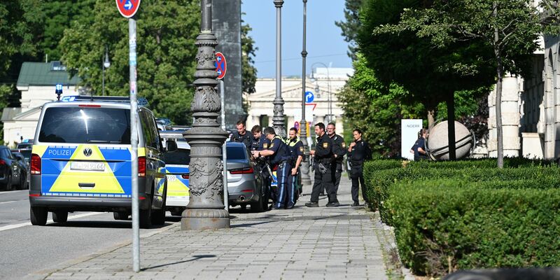 Am Morgen schießt die Polizei in der Nähe des NS-Dokumentationszentrums in München eine verdächtige Person nieder. - Foto: Simon Sachseder/dpa