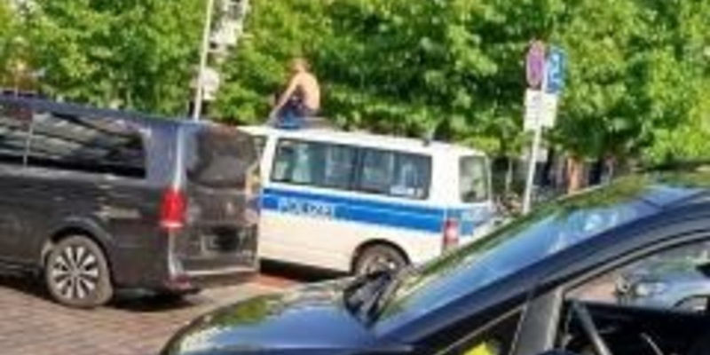 BPOL-FL: NMS - Mann macht es sich auf Streifenwagen der Bundespolizei gemütlich - Foto: presseportal.de