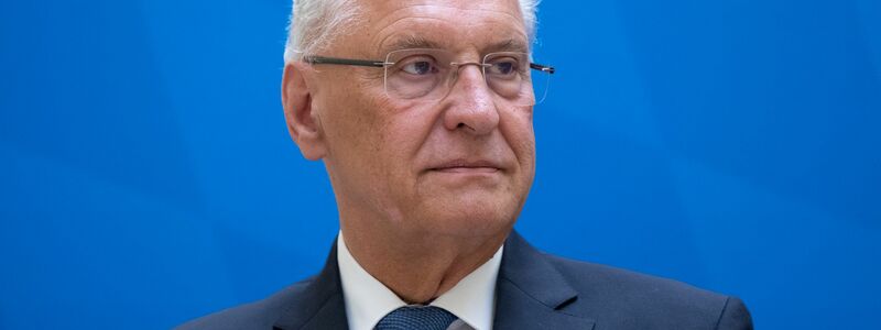 Bayerns Innenminister Herrmann (CSU) bestätigt: Der niedergeschossene Mann ist tot - Foto: Sven Hoppe/dpa