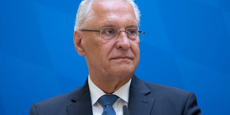 Bayerns Innenminister Herrmann (CSU) bestätigt: Der niedergeschossene Mann ist tot - Foto: Sven Hoppe/dpa