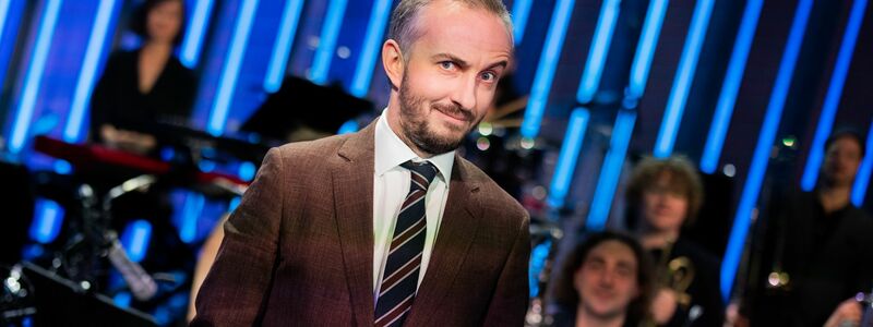 Jan Böhmermann kann mit seiner Show «Lass dich überwachen!» auf bis zu drei Fernsehpreise hoffen. (Archivfoto) - Foto: Rolf Vennenbernd/dpa