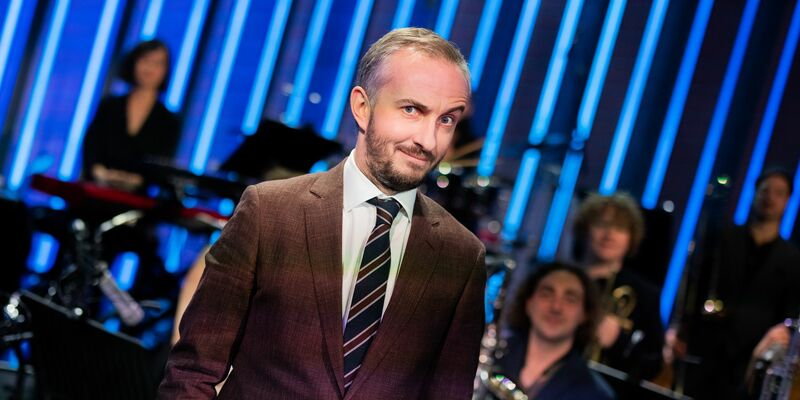 Moderator Jan Böhmermann ist sich unsicher, ob die Welt früher wirklich so viel besser war als heute. (Archivbild) - Foto: Rolf Vennenbernd/dpa