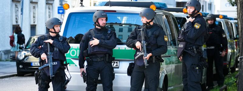 Bewaffnete Polizisten stehen in der Münchner Innenstadt. - Foto: Matthias Schrader/AP