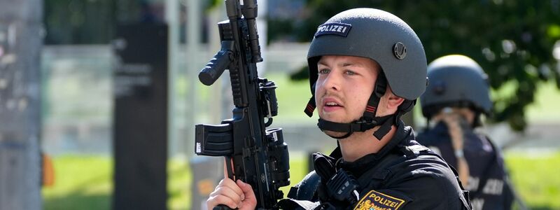 Die Polizei ist seit dem Morgen im Einsatz. - Foto: Matthias Schrader/AP