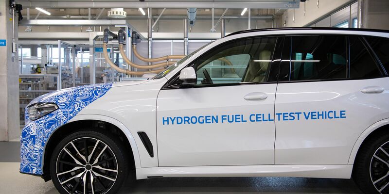 Ein BMW X5 mit Brennstoffzellensystem ist im BMW-Forschungszentrum zu sehen. (Archivbild) - Foto: Sven Hoppe/dpa