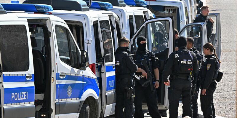 Großeinsatz vor dem israelischen Generalkonsulat in München - Foto: Peter Kneffel/dpa