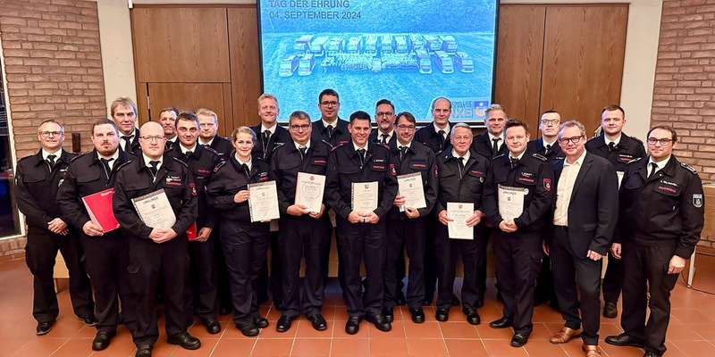 FW Hünxe: Zahlreiche Ehrungen und Beförderungen bei der Feuerwehr Hünxe - Foto: presseportal.de