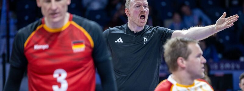 Für die Sitzvolleyballer um Bundestrainer Christoph Herzog geht es nur noch um Bronze. - Foto: Jens Büttner/dpa