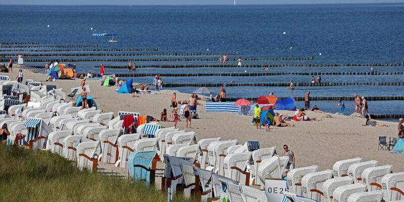 In der Ostsee wurden teils «extrem hohe Temperaturen» gemessen. (Symbolbild) - Foto: Bernd Wüstneck/dpa