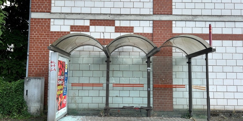 POL-PDTR: Sinnloser Vandalismus - Glas einer Werbeanzeigentafel mittels Stein beschädigt - Foto: presseportal.de