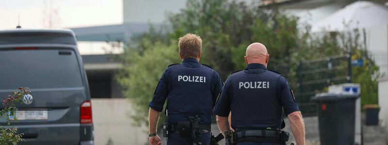 Die Polizei durchsuchte im Salzburger Land den Wohnort des 18-Jährigen. - Foto: Daniel Scharinger/APA/dpa