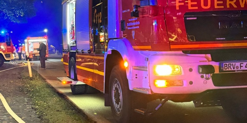 FW-ROW: Unwettereinsatz hält Feuerwehr in Atem: Blitzschlag und überschwemmte Straßen in Bremervörde - Foto: presseportal.de