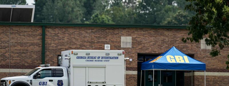 Nach den Schüssen an einer Schule im Bundesstaat Georgia hat die Polizei den Vater des Täters festgenommen. - Foto: Mike Stewart/AP/dpa