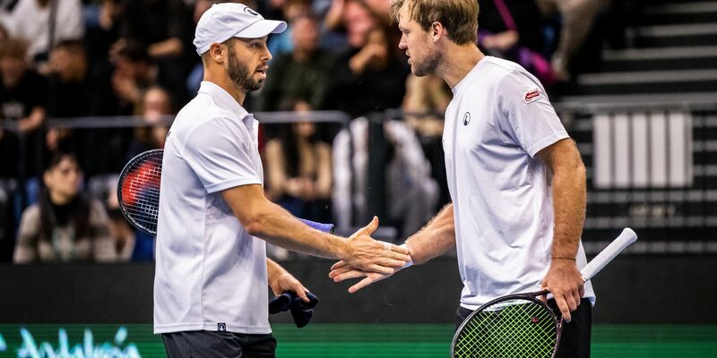 Tim Pütz (l) und Kevin Krawietz dürfen sich über den Einzug in das erste gemeinsame Grand-Slam-Finale freuen. - Foto: Marton Monus/dpa