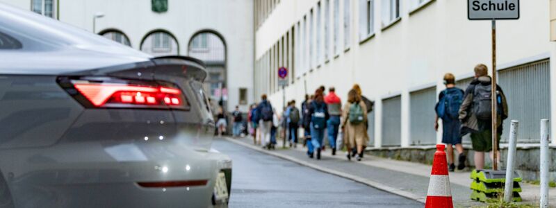 Autoverkehr unmittelbar vor Schultoren - das muss nicht sein, finden viele. - Foto: Christoph Reichwein/dpa