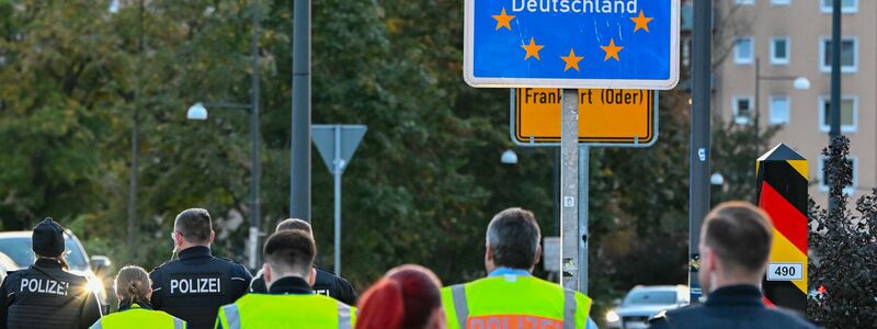 Auch unter Experten umstritten: Zurückweisungen von Migranten an deutschen Grenzen (Archivbild). - Foto: Patrick Pleul/dpa