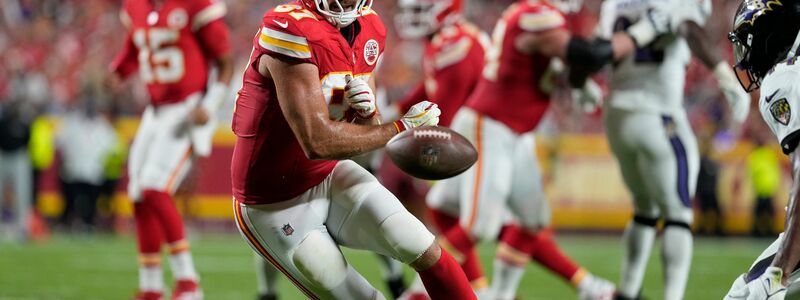 Feierte einen Auftaktsieg mit den Kansas City Chiefs: Travis Kelce - Foto: Ed Zurga/AP/dpa