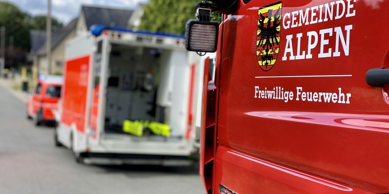 FW Alpen: Tragehilfe Rettungsdienst nach Sturz mit einem Mountainbike - Foto: presseportal.de