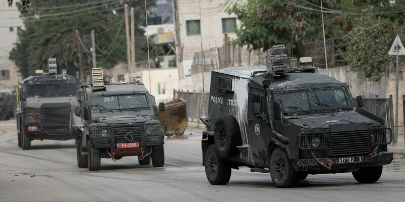 Israelische Panzerfahrzeuge fahren während einer Militäroperation im Westjordanland.n. (Archivbild) - Foto: Majdi Mohammed/AP/dpa