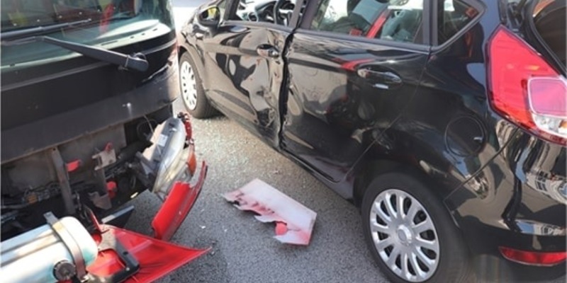 POL-ME: Vorfahrt missachtet: Auto kollidiert mit Bus - Mettmann - 2409021 - Foto: presseportal.de