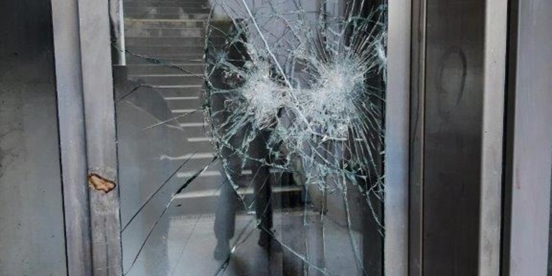 BPOL-KS: Vandalismusschaden am Haltepunkt Vellmar-Osterberg / EKZ - Foto: presseportal.de