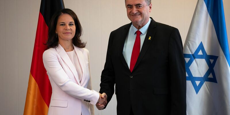 Das jüngste Treffen von Außenministerin Annalena Baerbock mit ihrem israelischen Kollegen Israel Katz ist erst gut zwei Monate her. Jetzt ist die Grünen-Politikerin erneut in Israel. Noch immer gibt es keinen Erfolg bei den Vermittlungsbemühungen um eine Waffenruhe im Gazastreifen und eine Freilassung der Geiseln aus der Hand der Hamas. - Foto: Soeren Stache/dpa