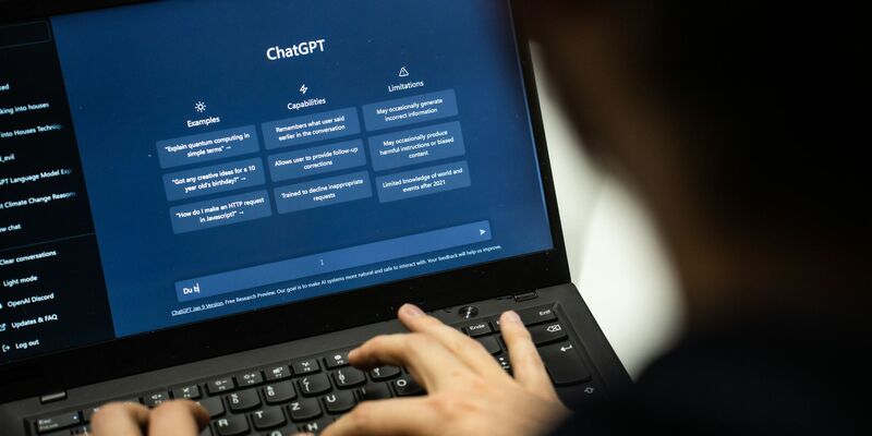 Konzerne setzen KI laut Ifo-Institut vor allem zur Text- und Datenanalyse und zur Automatisierung der Produktion ein. (Symbolbild) - Foto: Frank Rumpenhorst/dpa