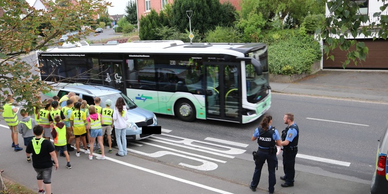 POL-ESW: Blitz for Kids; Polizei führt Geschwindigkeitsmessung mit Schulklassen durch; die Meisten fahren vorbildlich - Foto: presseportal.de