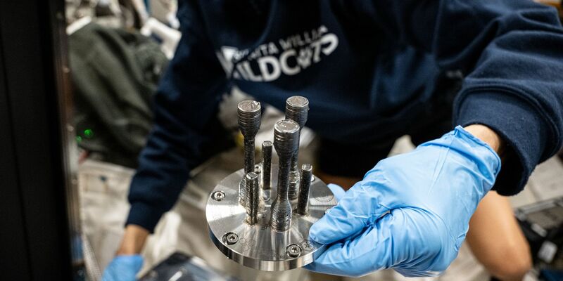 Um sich bei zukünftigen Missionen selbst Ersatzteile herstellen zu können, haben Astronautinnen auf der Raumstation einen Metall-3D-Drucker ausprobiert. - Foto: -/Esa/Nasa/dpa