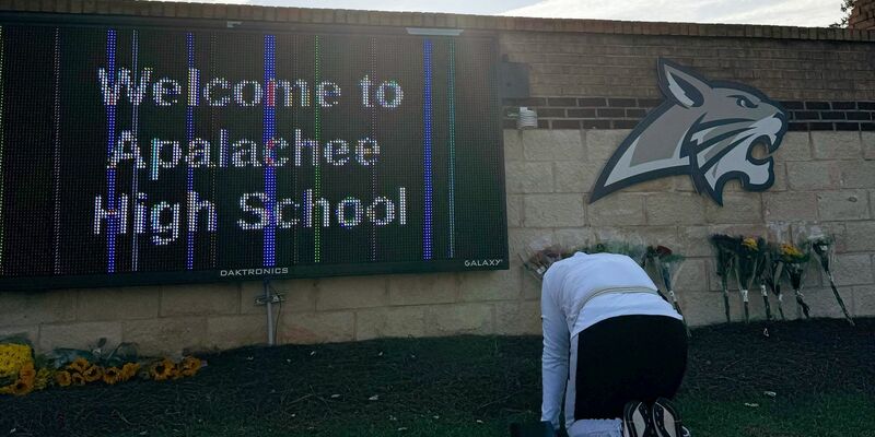 Nach einem tödlichen Schusswaffenangriff an einer Schule in Georgia herrscht große Trauer. - Foto: Charlotte Kramon/AP/dpa