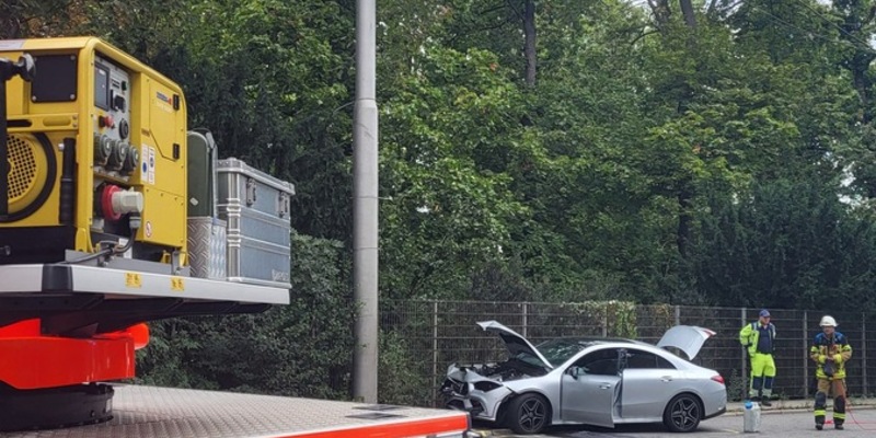 FW Stuttgart: PKW prallt bei Verkehrsunfall auf der B14 gegen Beleuchtungsmast - Foto: presseportal.de