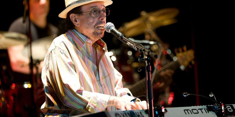 Sérgio Mendes öffnete der brasilianischen Musik die Türen zur Welt. (Archivbild) - Foto: Peter Kollanyi/dpa