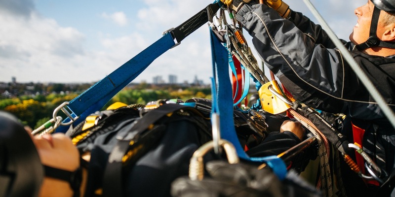 FW Bremerhaven: Feuerwehr Bremerhaven rettet Person aus 14m Höhe und löscht Gefahrgutbrand im Industriebetrieb - Foto: presseportal.de
